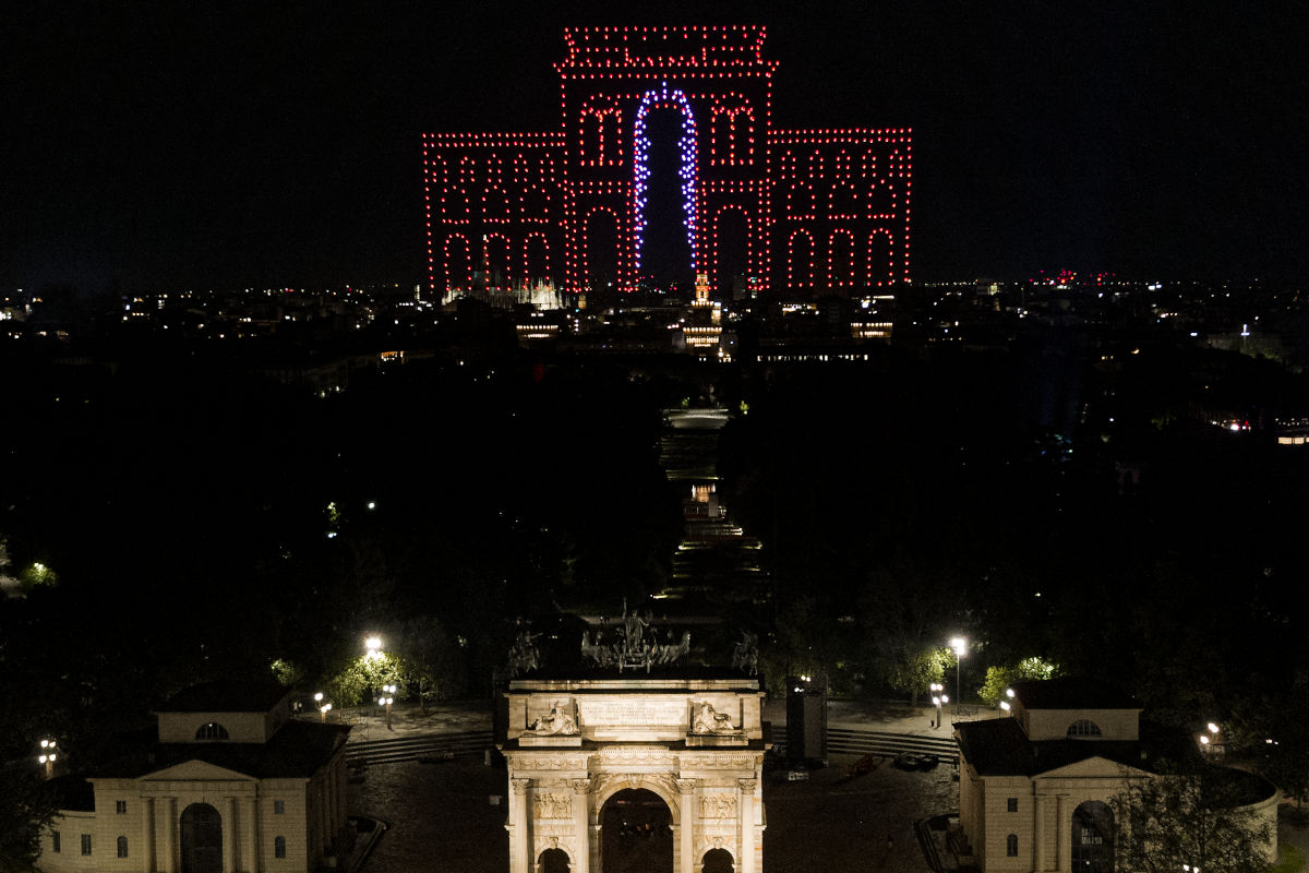 Campari celebra Milano con uno spettacolare drone show in cielo